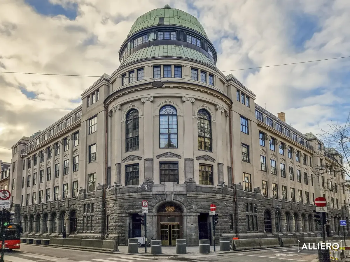 Centralbankens monumentale natursteinsfasade på et gatehjørne i Kvadraturen, kronet av en grønn kobberkuppel. – bilde 1