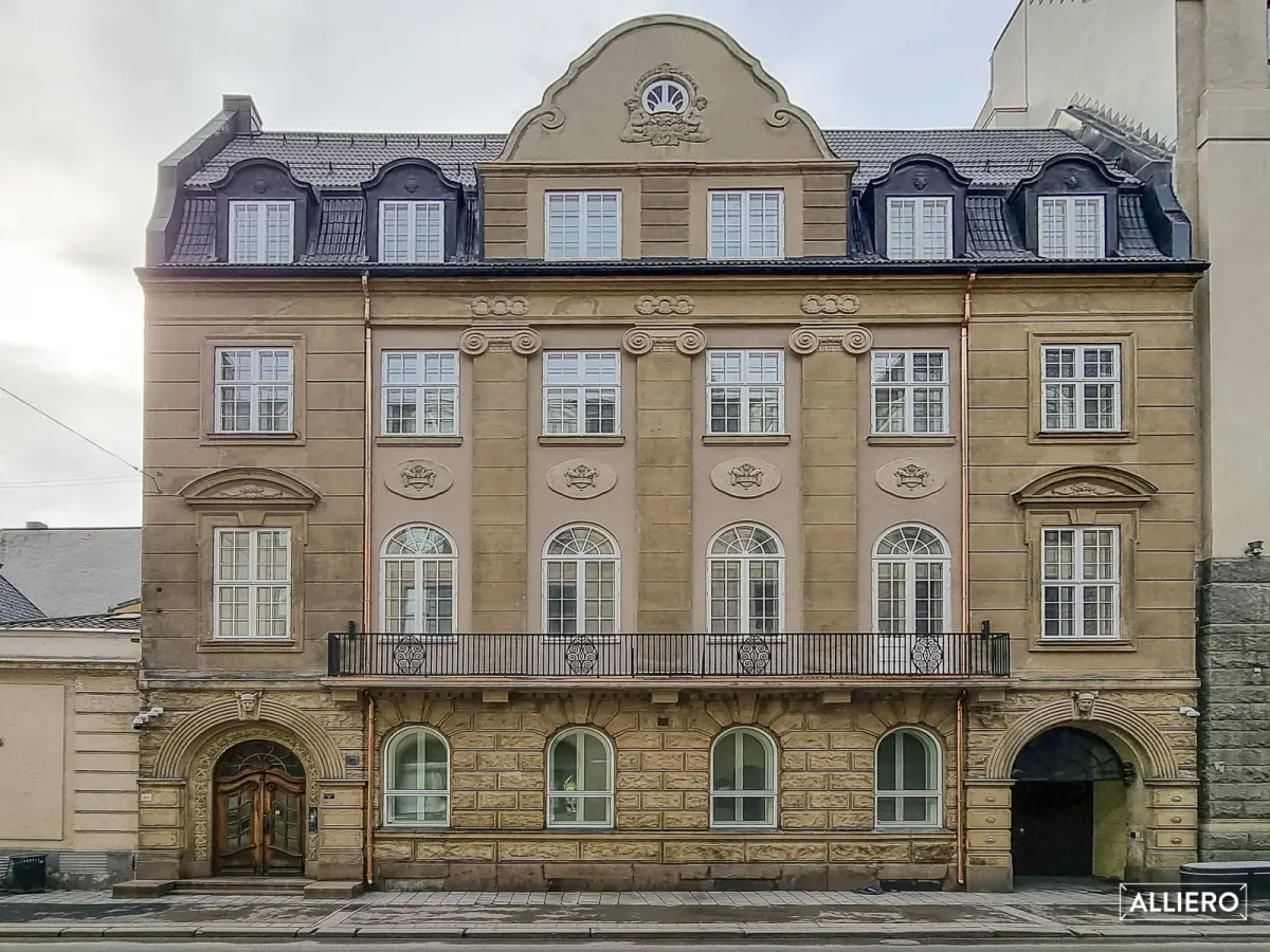 Centralbankens monumentale natursteinsfasade på et gatehjørne i Kvadraturen, kronet av en grønn kobberkuppel. – bilde 3