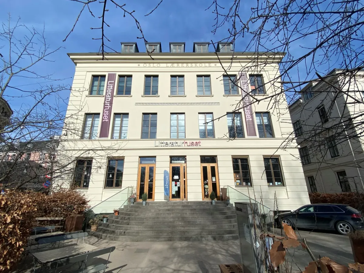 Litteraturhusets lyse, pussede fasade i tre etasjer med inskripsjonen Oslo Lærerskole over vinduene og Litteraturhuset-bannere ved inngangen. – bilde 3