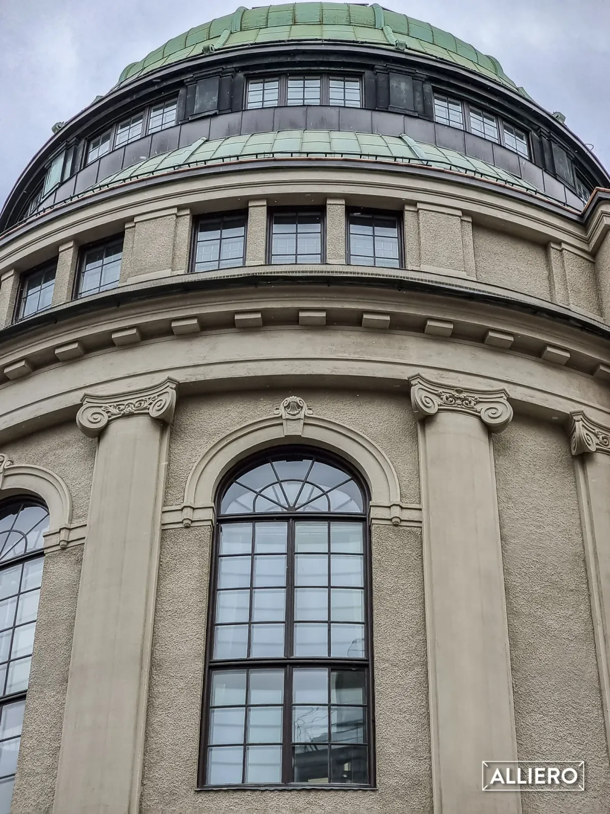 Centralbankens monumentale natursteinsfasade på et gatehjørne i Kvadraturen, kronet av en grønn kobberkuppel. – bilde 14
